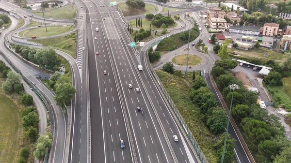 Otobanda arabalı hava aracı fotoğrafı. Büyük bir şehirde yol kavşağı. Üst Manzara. Gün batımında şehir manzarası yumuşak bir ışık. Avrupa, Roma İtalya.
