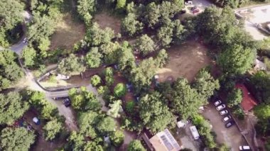 Dağların eteğindeki kasaba