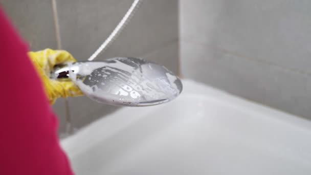 Kobieta myje tacę prysznicową, rozprasza ostrość — Wideo stockowe
