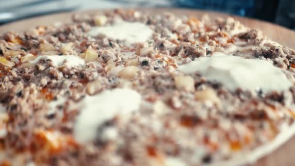 Włoska pizza domowej roboty, świeże składniki szczegółowo czerwona cebula, tuńczyk, pomidor, mozzarella, bazylia i oliwa z oliwek extra virgin, w czasie rzeczywistym 4K — Wideo stockowe