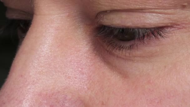 Detalhado close-up de tiro interior de olho masculino — Vídeo de Stock