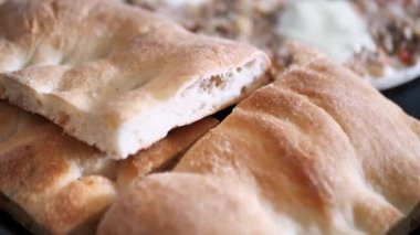 Hiçbir şeyi olmayan, balıklı, dumanlı bir pizza.