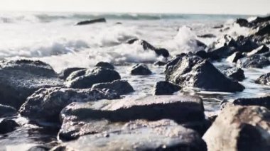 Deniz dalgalarının onlara çarptığı kayaları görüyor musun?