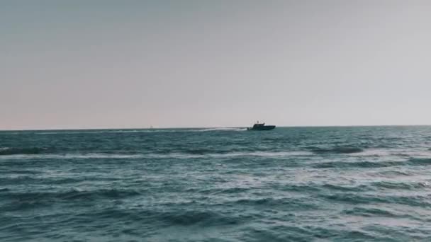 Una barca che solca il mare nei pressi di Ostia in una calda giornata estiva con un cielo limpido — Video Stock