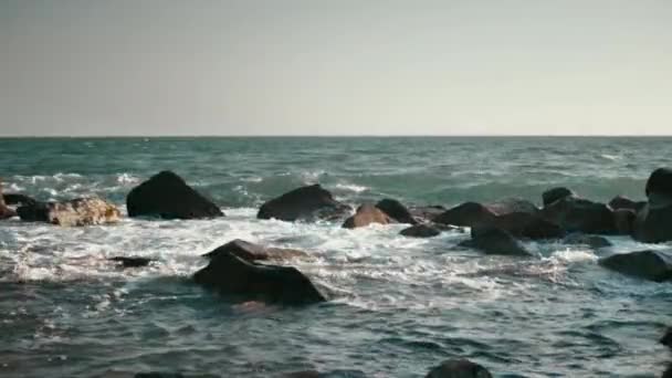 Las olas chocan contra la roca — Vídeo de stock