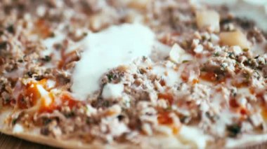 İtalyan ev yapımı pizza, taze malzemeler kırmızı soğan, ton balığı, domates, mozzarella, fesleğen ve ekstra saf zeytinyağı, gerçek zamanlı 4K