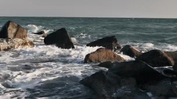 Høj bølge bryder på klipper af kystlinjen. Storm på vandet. Vindvejr eller vild energi koncept. Landskabsbaggrund – Stock-video