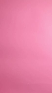 dikey video. Pembe arka planda bir jest.