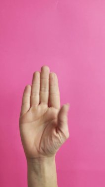 Pembe arka planda kadınların şiddeti