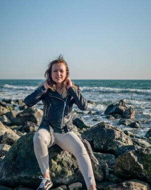 Denizin arka planında bir kızın portresi. Boşluğu kopyala