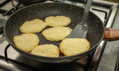 Kızartma tavasında ekmek kırıntıları pişir, kapat.