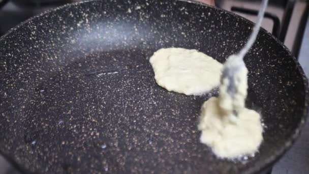 O cozinheiro está fritando farinha de rosca em uma panela — Vídeo de Stock