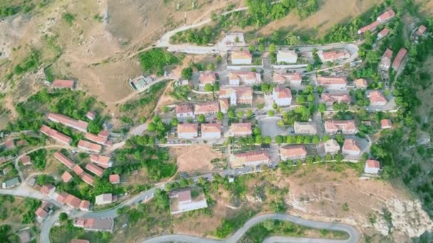 Légi kilátás a hegyi útra. 4k Panoráma szerpentin. Fenyő és fa tetők. Drón repül át egy gyönyörű textúra a természetben — Stock videók