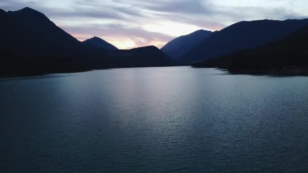 Um tiro com ar no lago durante o pôr-do-sol dourado. Carrinho com câmera drone — Vídeo de Stock