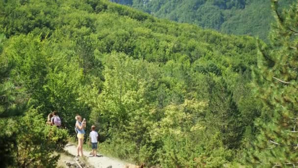 Panorama van de bergen. toeristen wandelen in de bergen van Italië Abruzzo — Stockvideo