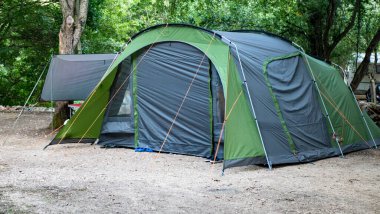 Kamp alanları dinlenmek, eğlenmek ve dışarıyı keşfetmek içindir. Birçok kamp alanı, bu doğa severler arasında popülerdir.