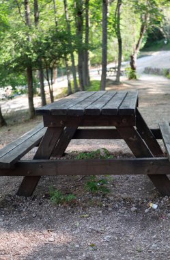 Parktaki piknik masası, dekorasyonunuz ve dağların bulanık manzarası için boş alanın masa arka planı.