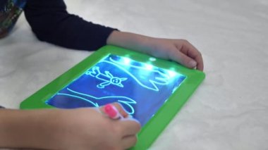 Çizim için hafif tablet, özel bir tablet üzerine kalemle çizer ışık çeker. yeni teknoloji.