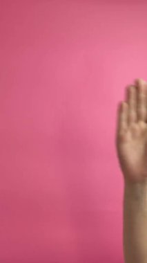 Kadın el sallıyor merhaba ve her şeyin yolunda olduğunu gösteriyor.