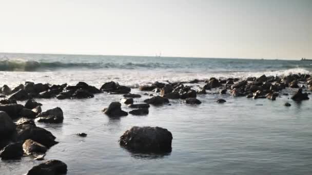 Vista de las rocas en las olas del mar golpeándolas — Vídeos de Stock