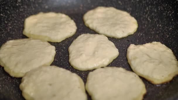 Beredning av guldkrispiga pannkakor av potatis i en stekpanna. Smaklig vitrysk mat — Stockvideo