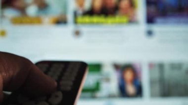 Akıllı televizyon. Online video yayınlama servisi. Uygulamalar ve el ile. Erkek el kumandayı tutuyor ve akıllı televizyonu kapatıyor. Uzaktan kumandalı adam. konsept internet çevrimiçi sinema yaşam tarzı