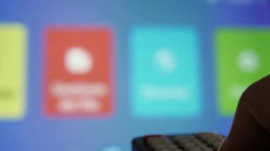 Adam uzaktan kumandayla televizyonu açıyor..