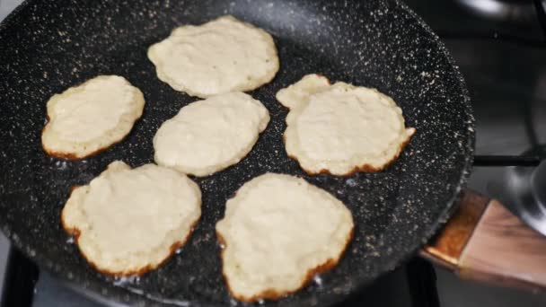 Preparazione di frittelle di patate croccanti d'oro in una padella per friggere. Gustosa cucina bielorussa — Video Stock