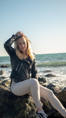 Denizin arka planında bir kızın portresi, boşluğu kopyala