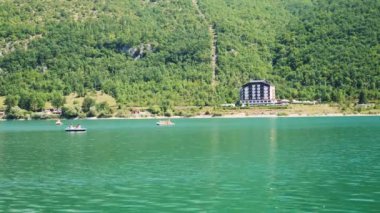 İnsanlar güneşli bir günde katamaranların üzerinde dinleniyorlar.