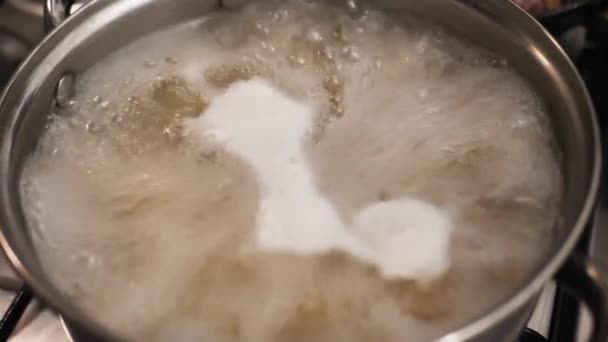 Närbild av en makaroner italiensk mat recept beredning i en kruka med kokande och bubblande vatten — Stockvideo