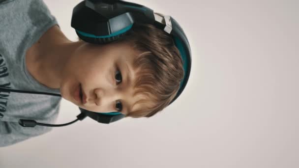 Vídeo vertical, Jovem gamer em fones de ouvido — Vídeo de Stock