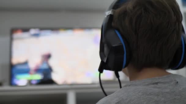 Νεαρός παίκτης που παίζει online βιντεοπαιχνίδια. — Αρχείο Βίντεο