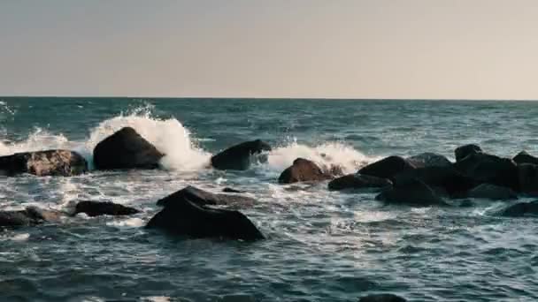 Ondas colidem contra a rocha — Vídeo de Stock