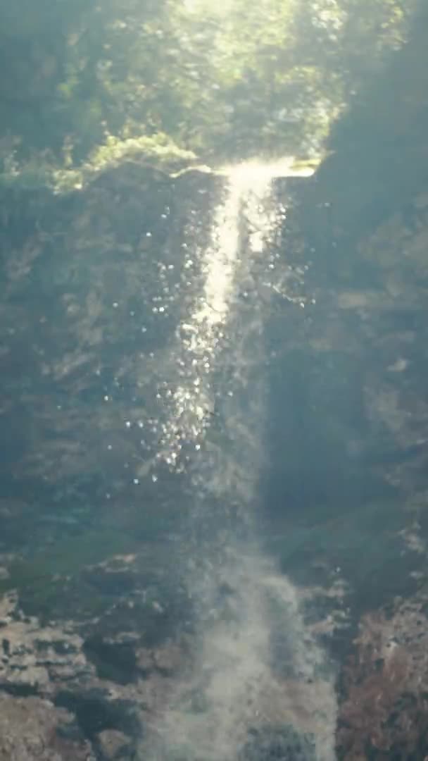 Desfoque. Cachoeira numa floresta tropical verde — Vídeo de Stock