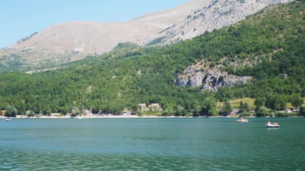 Persone che riposano su catamarani che riposano a bordo nella giornata di sole — Video Stock