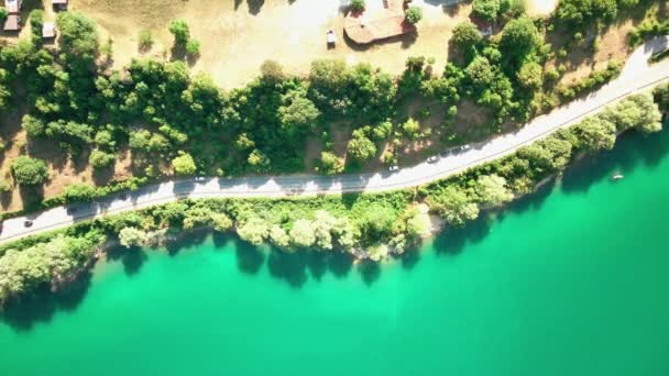 Le drone descend et tourne sur le lac — Video