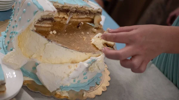 Разрезать праздничный торт, торт на тарелке — стоковое фото