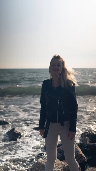 Retrato de uma menina em um fundo do mar. espaço de cópia — Fotografia de Stock