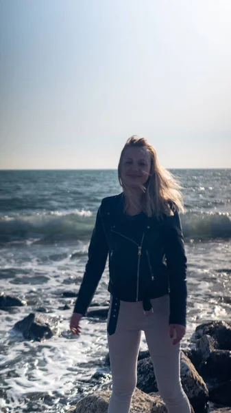 Porträt eines Mädchens vor dem Hintergrund des Meeres. Kopierraum — Stockfoto