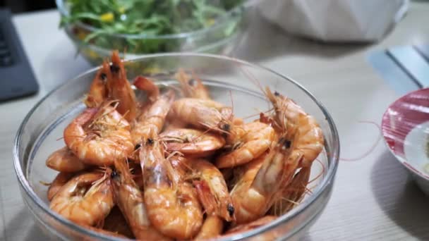 Vařené krevety jsou dušené v talíři — Stock video
