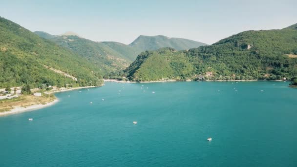 Drone voa sobre o lago nas montanhas. — Vídeo de Stock