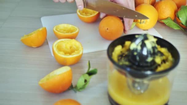 新鮮なジューシーなオレンジを半分に切ってる。ジュースを絞るために — ストック動画
