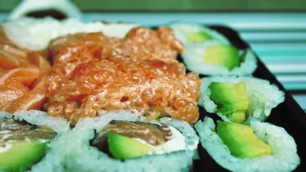 Close-up zicht op gesneden sushi broodjes met groenten en zalm, gezond smakelijk vegetarisch voedsel. Aziatische keuken. Zelfgemaakt voedsel — Stockvideo
