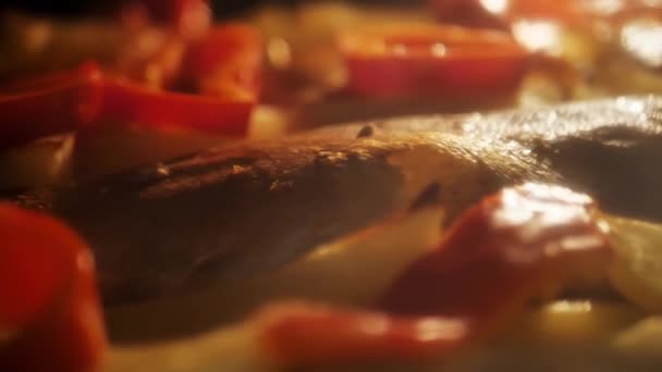 Рыба с овощами в духовке — стоковое видео