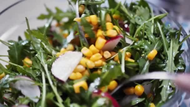 Крупним планом, жінка змішує руколу і кукурудзяний салат — стокове відео