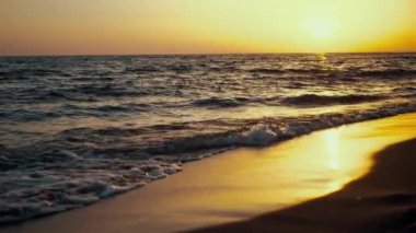 Akşamları sessiz güzel bir deniz.