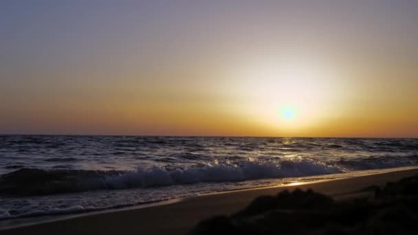 Brandende lucht en stralende gouden golven. — Stockvideo