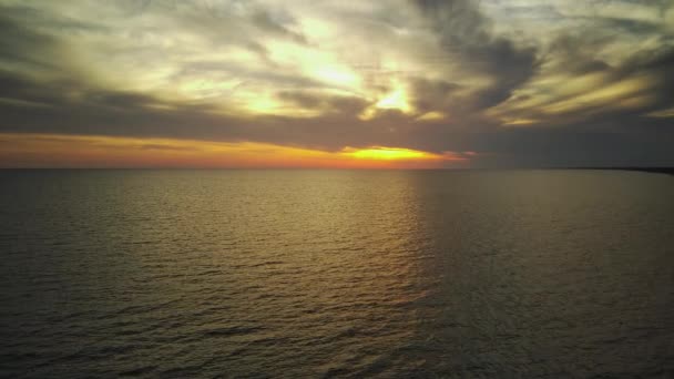 Colpo aereo di bel mare contro il cielo durante il tramonto, drone che vola in avanti verso il sole — Video Stock