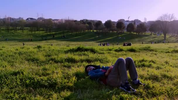 Les gens dans le parc. garçon couché sur l'herbe — Video